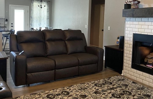 Durant House | Pilots Retreat: a cozy & warm NEW Home / Cedar Ridge Estates 3 miles from Casino