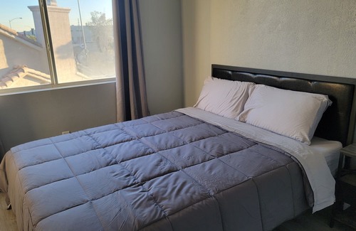 North Las Vegas House | Cozy 4-bedroom house 20 minutes to the Strip, 15 minutes to Downtown.