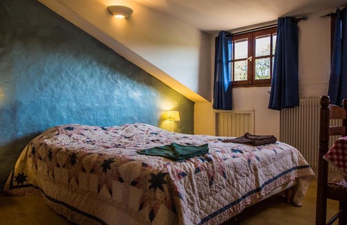 Luchapt House | Holiday Home 'Gîte Le Noyer' with Private Terrace, Private Garden and Wi-Fi