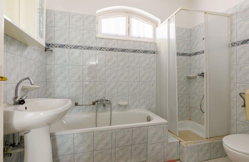 Balatonlelle Villa | Beautiful apartment in villa for 7 people with TV and parking