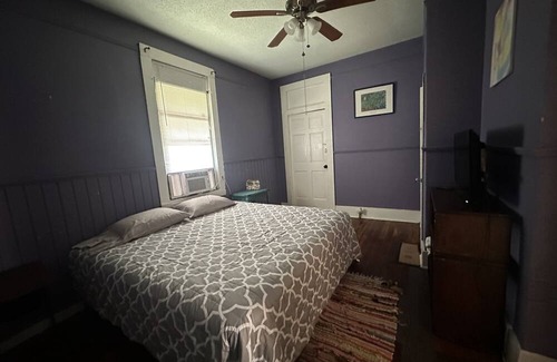 Leonidas Apartment | Art & Crafts cottage in historic Carrollton neighborhood