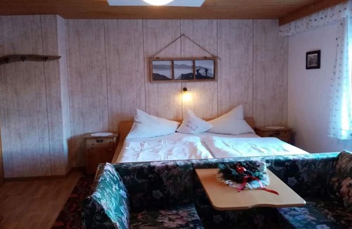 Finkenberg Apartment | Lovely apartment for 5 guests with WIFI, TV, balcony, pets allowed and parking