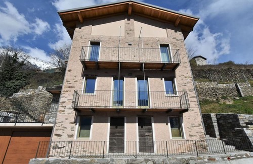 Traona Apartment | Lovely apartment for 4 guests with WIFI, A/C, TV, terrace, pets allowed and parking