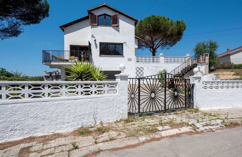 Mas Altaba House | Stunning private villa for 8 people with private pool, WIFI, TV, patio and parking