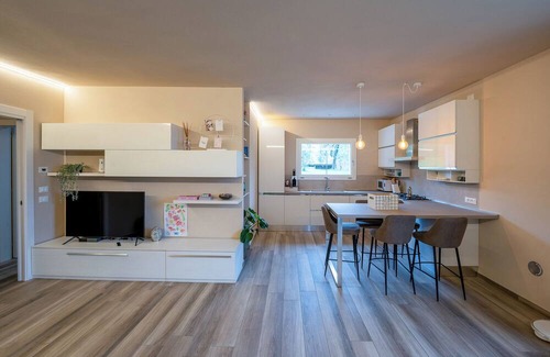Salo Apartment | New apartment with garden and parking in Salò