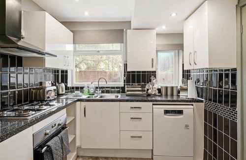 Forest Fields House | Stylish 4 Bed House in Nottingham - sleeps 15