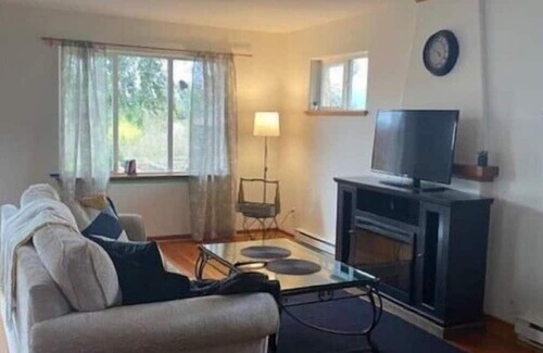 North Saanich Cottage | Private 2 bedroom Cottage by the beach in beautiful Deep Cove, Vancouver Island