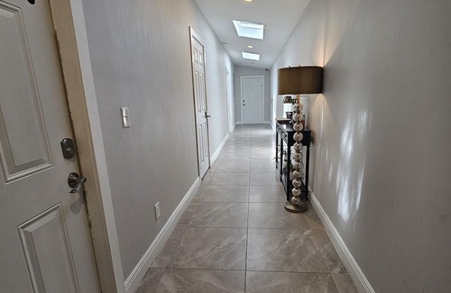 Catalina House | 12min/Universal, 5/min to Downtown. Hotel Room Style in a Cozy House in Florida
