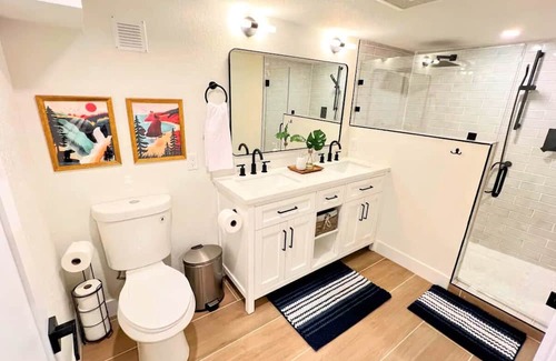 University House | Renovated 3-bed, 1-bath near Denver University. Modern amenities,parking,kitchenette. Walk to shop.