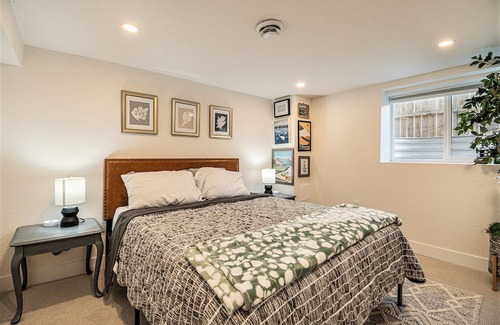 University House | Renovated 3-bed, 1-bath near Denver University. Modern amenities,parking,kitchenette. Walk to shop.