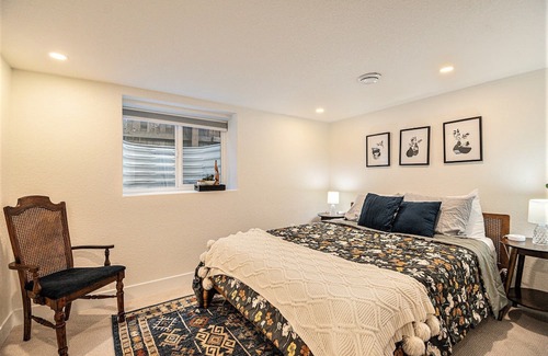 University House | Renovated 3-bed, 1-bath near Denver University. Modern amenities,parking,kitchenette. Walk to shop.