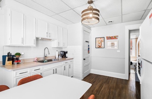 Wickliffe House | Large Groups: Entire Duplex Near Clinic & Downtown