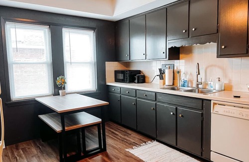 Wickliffe House | Large Groups: Entire Duplex Near Clinic & Downtown