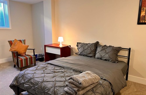 Ottawa Division House | New Modern & Classy 4BD/3.5 Bath Townhome|SelfCheck-In+Parking & Kitchen-Kanata
