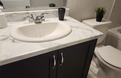 Ottawa Division House | New Modern & Classy 4BD/3.5 Bath Townhome|SelfCheck-In+Parking & Kitchen-Kanata