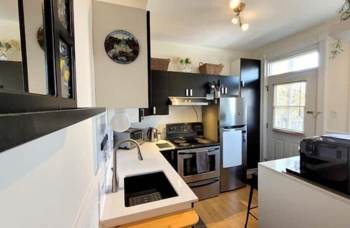Verdun Apartment | Charming 1 bdrm + office near Verdun waterfront, many amenities for longer stays