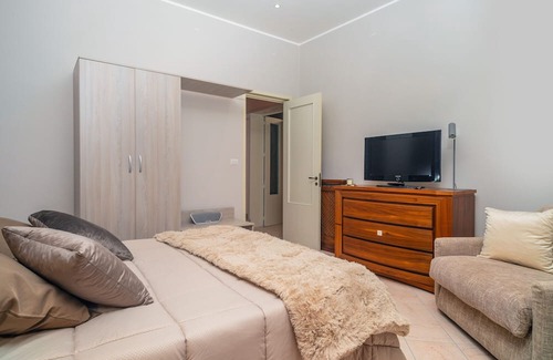 Belpasso House | Holiday Home 'Le 100 Sculture Apartment' with Mountain View, Wi-Fi and Air Conditioning