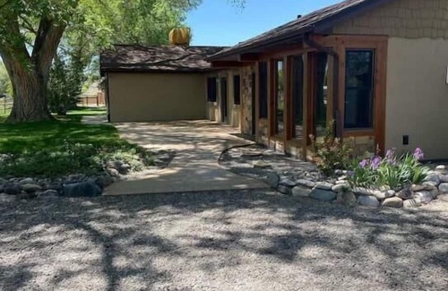 Montrose House | Cozy home 3 minutes to downtown