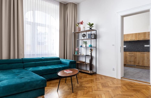 Palmovka Apartment | City Buzz Apartment - O2 Arena - Sleeps 6