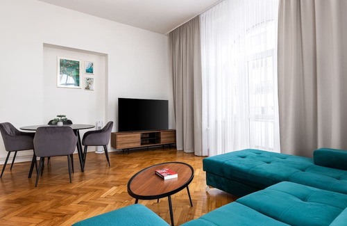 Palmovka Apartment | City Buzz Apartment - O2 Arena - Sleeps 6