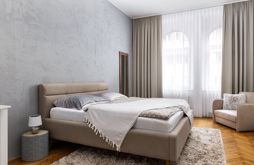 Palmovka Apartment | City Buzz Apartment - O2 Arena - Sleeps 6
