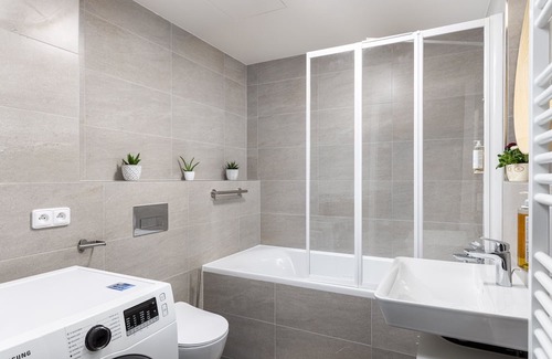 Prague 13 Apartment | Japandi Homestay for 4-Alfa Rezidence-MetroB Luka