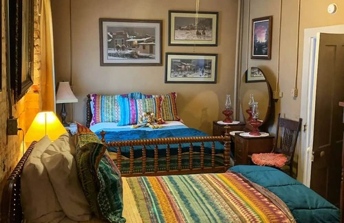 Leavenworth Apartment | A Victorian Experience in an historical building.
