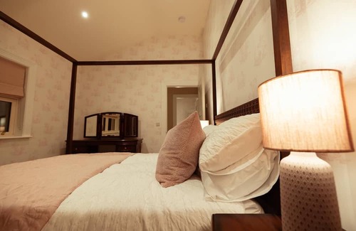 Maam Cross Cottage | beautiful lakeside cottage situated in the heart of connemara