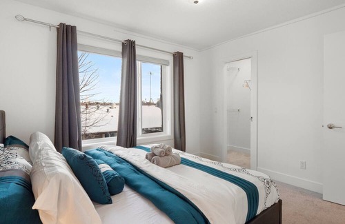 Bridgeland House | Discover Luxury With King Bed and Free Parking in Bridgeland