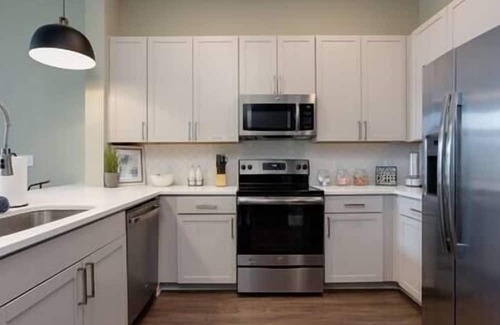 Sobro Apartment | Top Floor Luxury-Steps to Broadway with a pool!