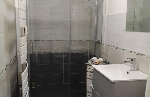 Sechilienne Apartment | Studio Apartment "Spacieux Vue Montagne" with Mountain View, Balcony & Wi-Fi