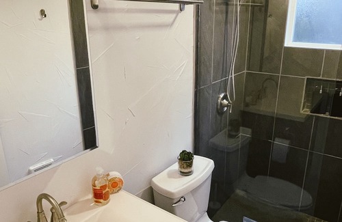Hosford-Abernethy Apartment | 17Wood - close to Division st.