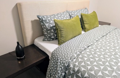 New Westminster House | Courtside Charm-A lively and entertaining getaway just minutes off the highway!