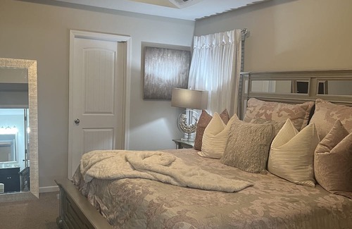 Blythewood House | A Spacious Cozy & Chic Home Away From Home