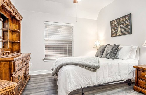 Garland House | Cozy 4-Bdrm Retreat w/ BBQ and Firepit - Ideal for Lrg Grps and Outdoor Living