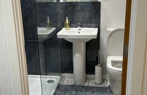 Llantarnam Apartment | Rural idle yet so connected to surrounding leisure activities and city life. Wow