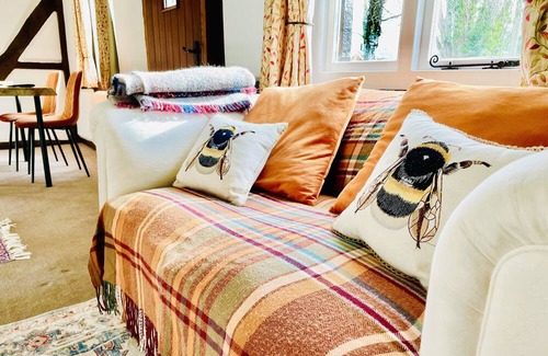 Whitbourne Cottage | Log Burner and Beamed Ceilings-King size Bed