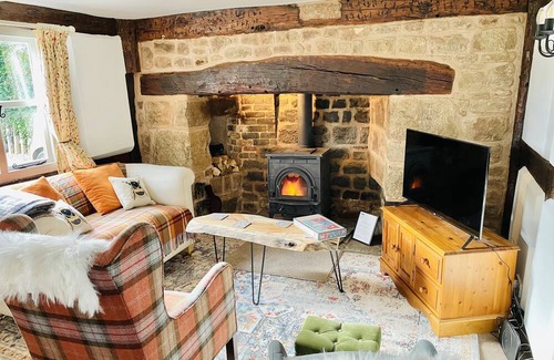 Whitbourne Cottage | Log Burner and Beamed Ceilings-King size Bed