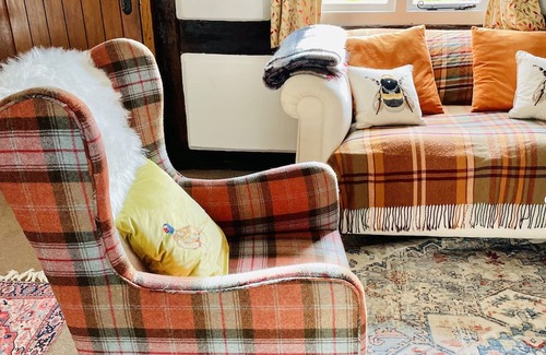 Whitbourne Cottage | Log Burner and Beamed Ceilings-King size Bed