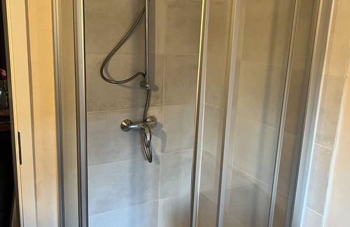 Jork Apartment | 2 Privat Zimmer Frei! 6 Einzelbetten, Küche, Bad, Smart TV