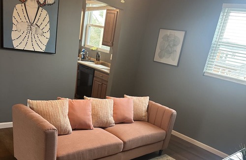 Carnegie Apartment | The birds and the bee’s Wi-Fi , cozy, allows pets