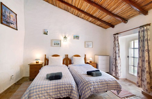 Loule House | Holiday Home 'Casa Delfim - Casa Azul' with Mountain View, Shared Pool and Wi-Fi