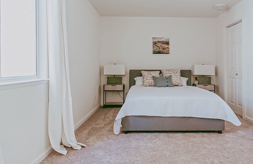 Hopland Cottage | Enchanted wine country cottage with sunroom, large patio, & alfresco dining