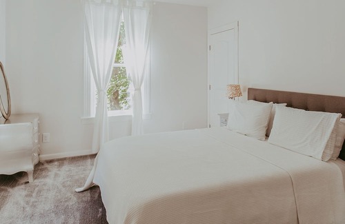 Hopland House | Idyllic wine country home with open layout, serene views, & alfresco dining
