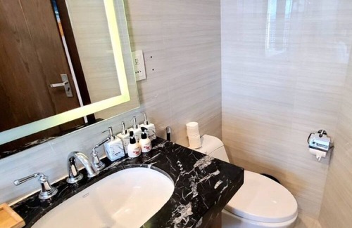 Tran Phu Beach Apartment | Large Ocean View Apartment with Bathtub, close to Night Market & Attractions