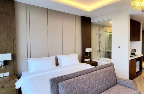 Tran Phu Beach Apartment | Large Ocean View Apartment with Bathtub, close to Night Market & Attractions