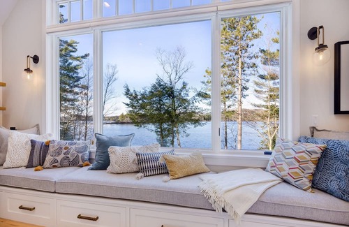 New London House | Stunning 2022 built lake house w/ gym, 6 kayaks, screened porch, 2 tv areas