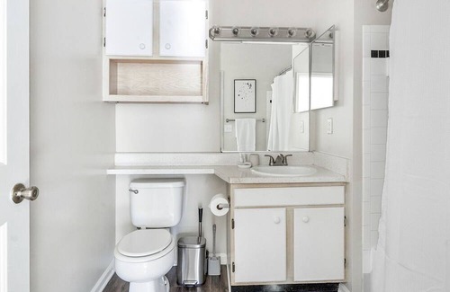 Jamestown Apartment | Modern Apartment in Prime Location (ID1182X417)