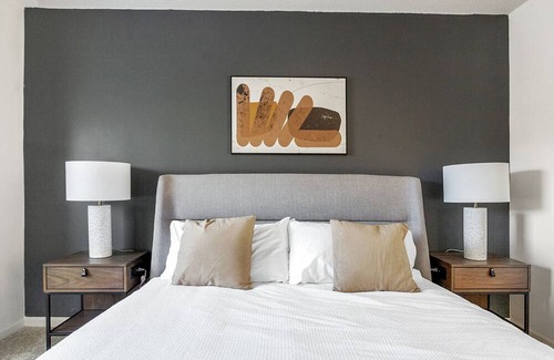 Jamestown Apartment | Modern Apartment in Prime Location (ID1182X417)