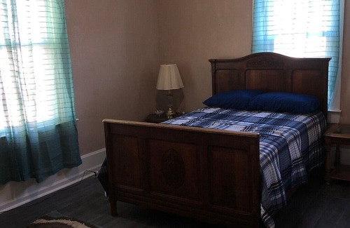 Palestine House | Peaceful & Simple 2 BR Home in Quiet Neighborhood